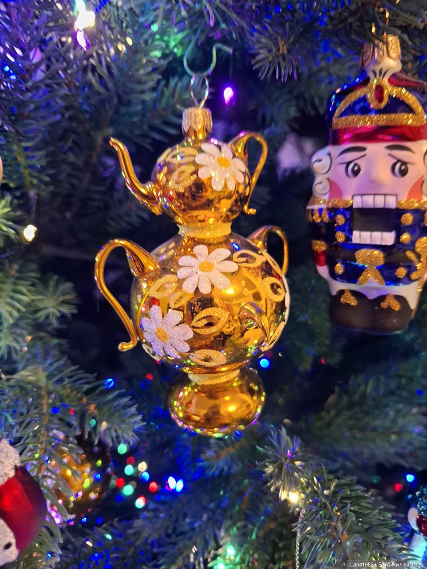 А на нашей ёлке, зелёные иголки