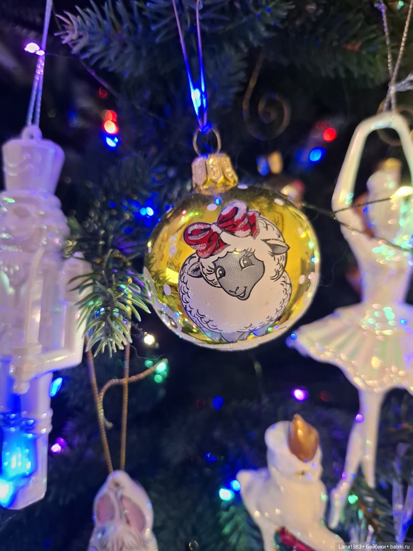 А на нашей ёлке, зелёные иголки