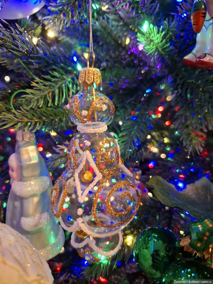 А на нашей ёлке, зелёные иголки