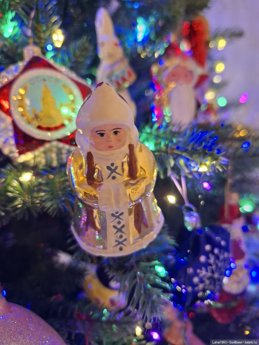 А на нашей ёлке, зелёные иголки