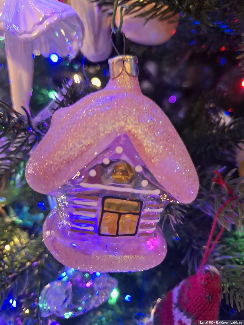 А на нашей ёлке, зелёные иголки