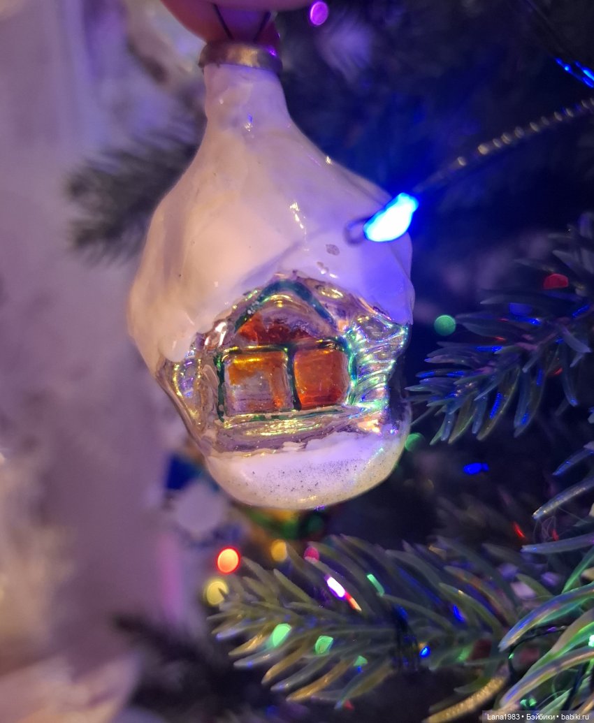 А на нашей ёлке, зелёные иголки