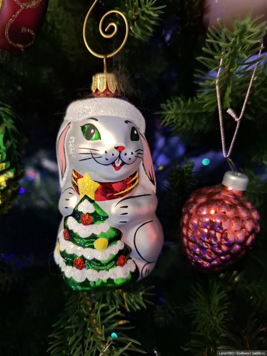 А на нашей ёлке, зелёные иголки