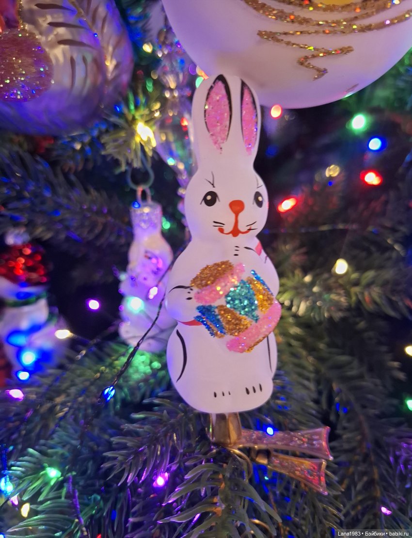 А на нашей ёлке, зелёные иголки