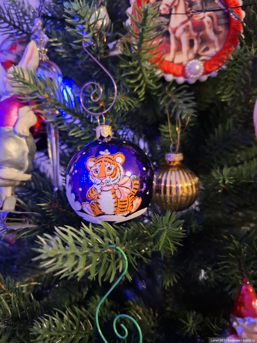 А на нашей ёлке, зелёные иголки