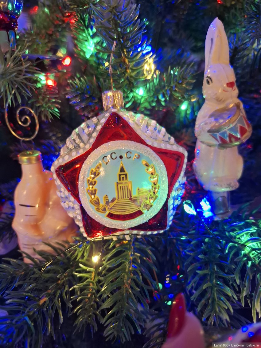 А на нашей ёлке, зелёные иголки