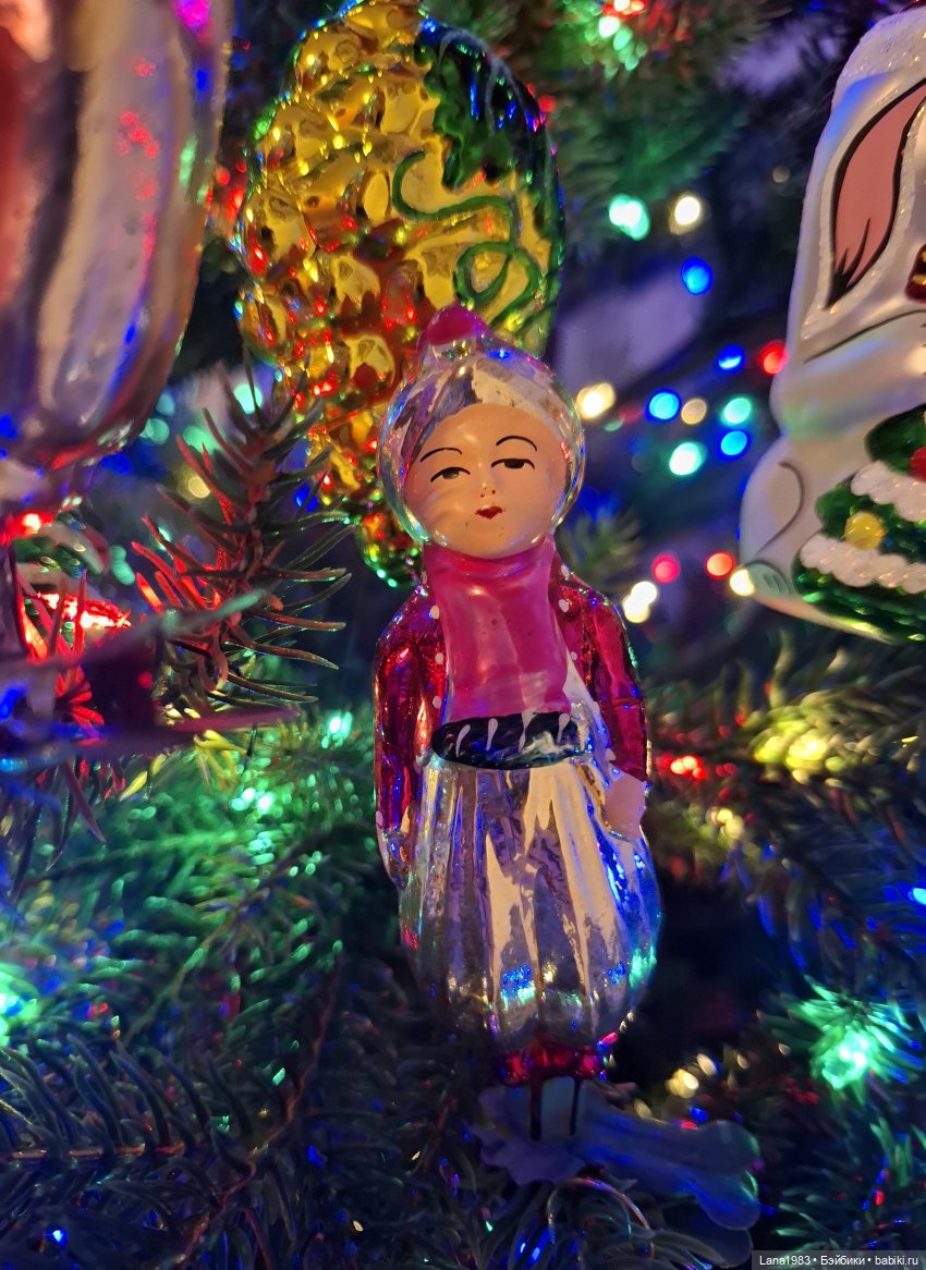 А на нашей ёлке, зелёные иголки