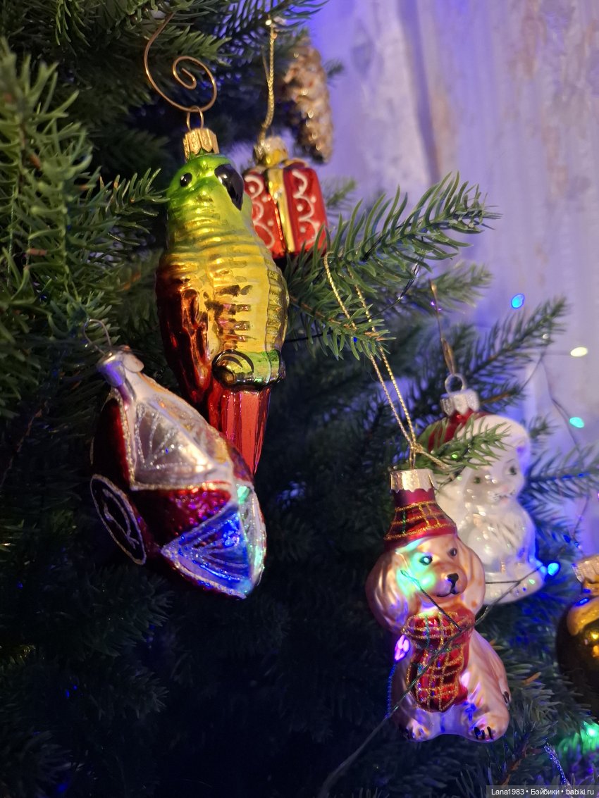 А на нашей ёлке, зелёные иголки