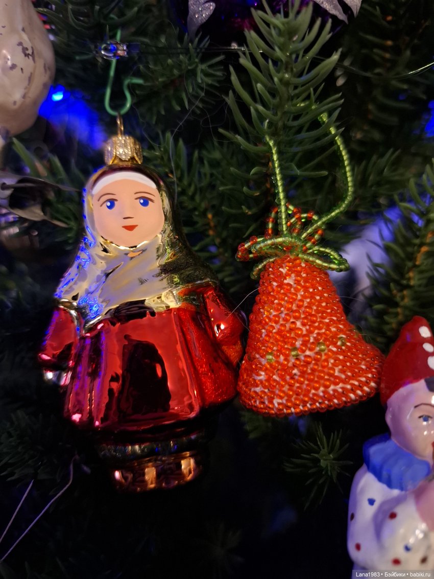 А на нашей ёлке, зелёные иголки