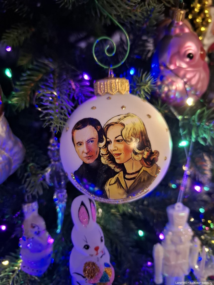 А на нашей ёлке, зелёные иголки