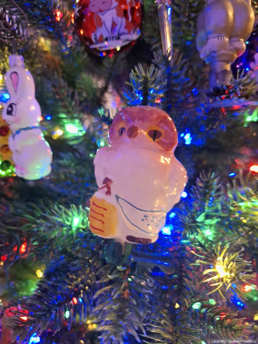 А на нашей ёлке, зелёные иголки