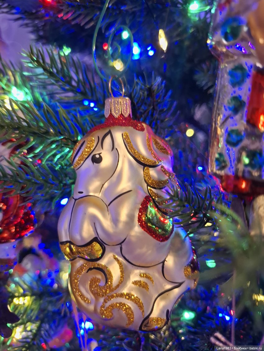 А на нашей ёлке, зелёные иголки