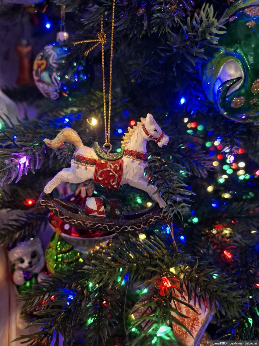 А на нашей ёлке, зелёные иголки