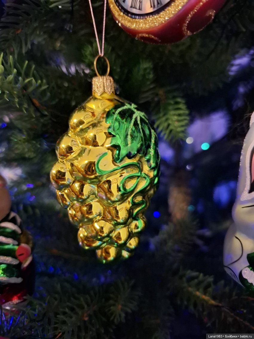 А на нашей ёлке, зелёные иголки