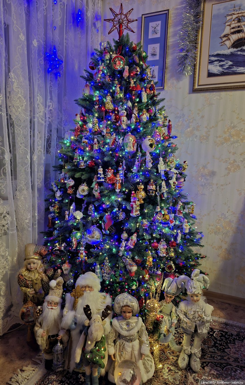 А на нашей ёлке, зелёные иголки