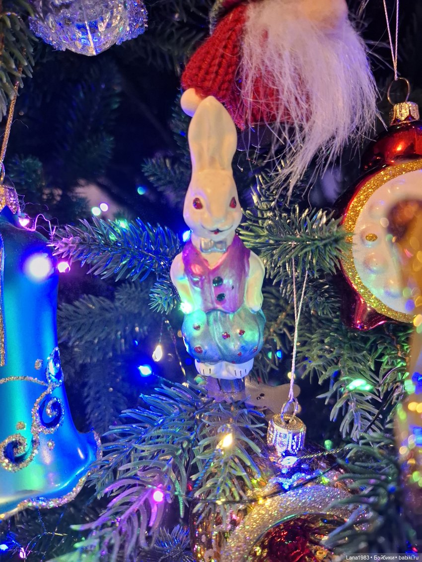 А на нашей ёлке, зелёные иголки