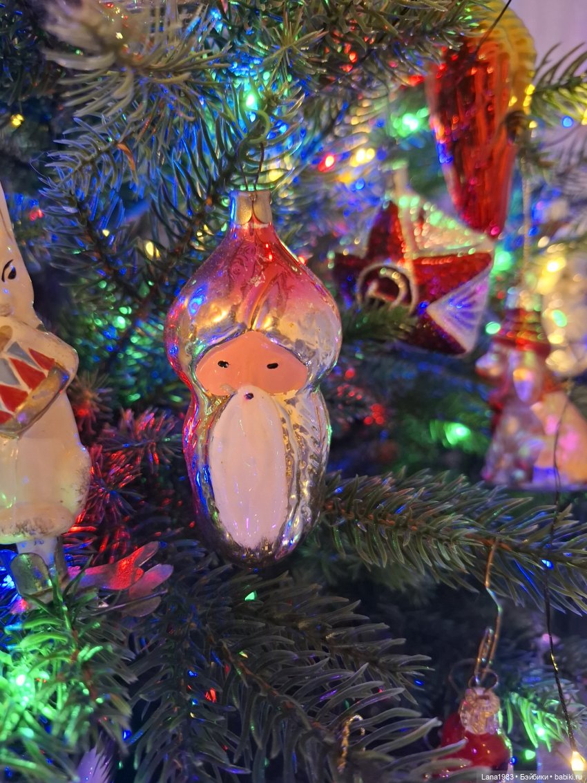 А на нашей ёлке, зелёные иголки