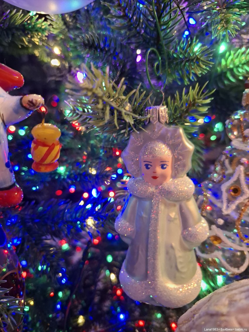 А на нашей ёлке, зелёные иголки