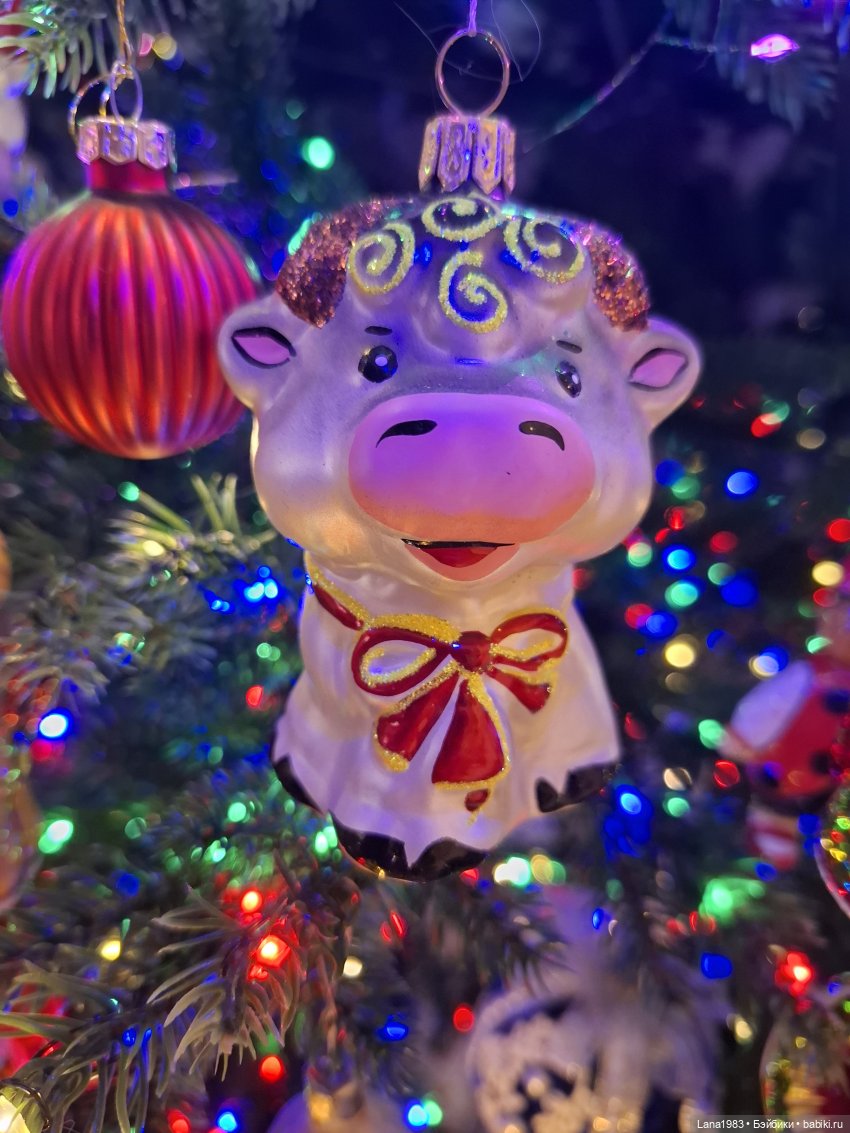 А на нашей ёлке, зелёные иголки