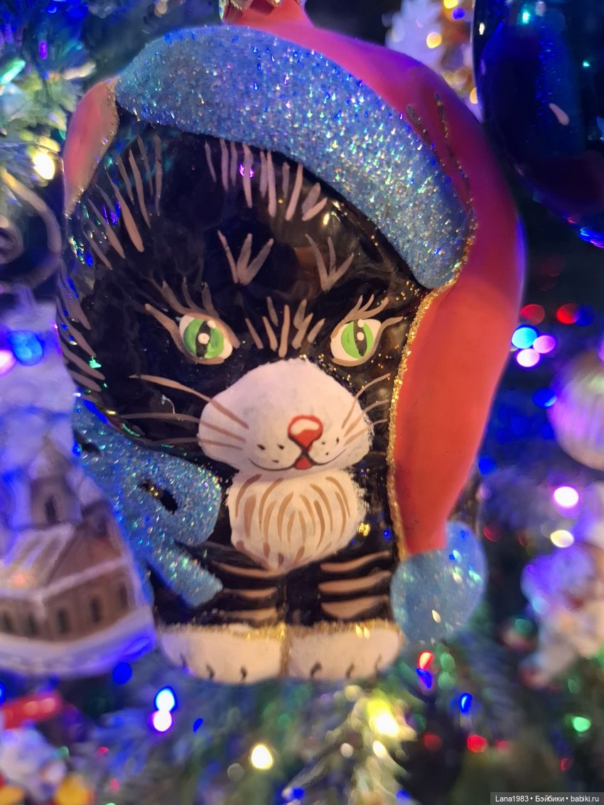 А на нашей ёлке, зелёные иголки