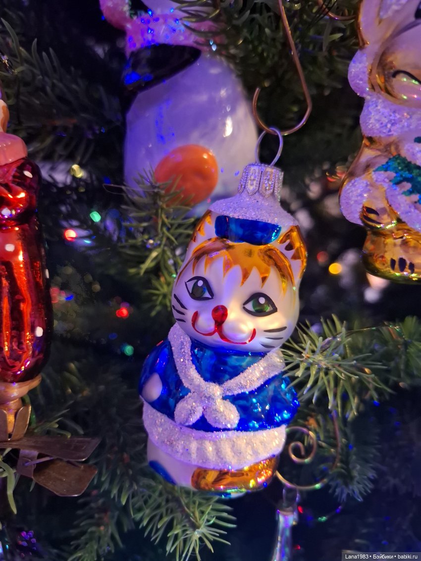 А на нашей ёлке, зелёные иголки