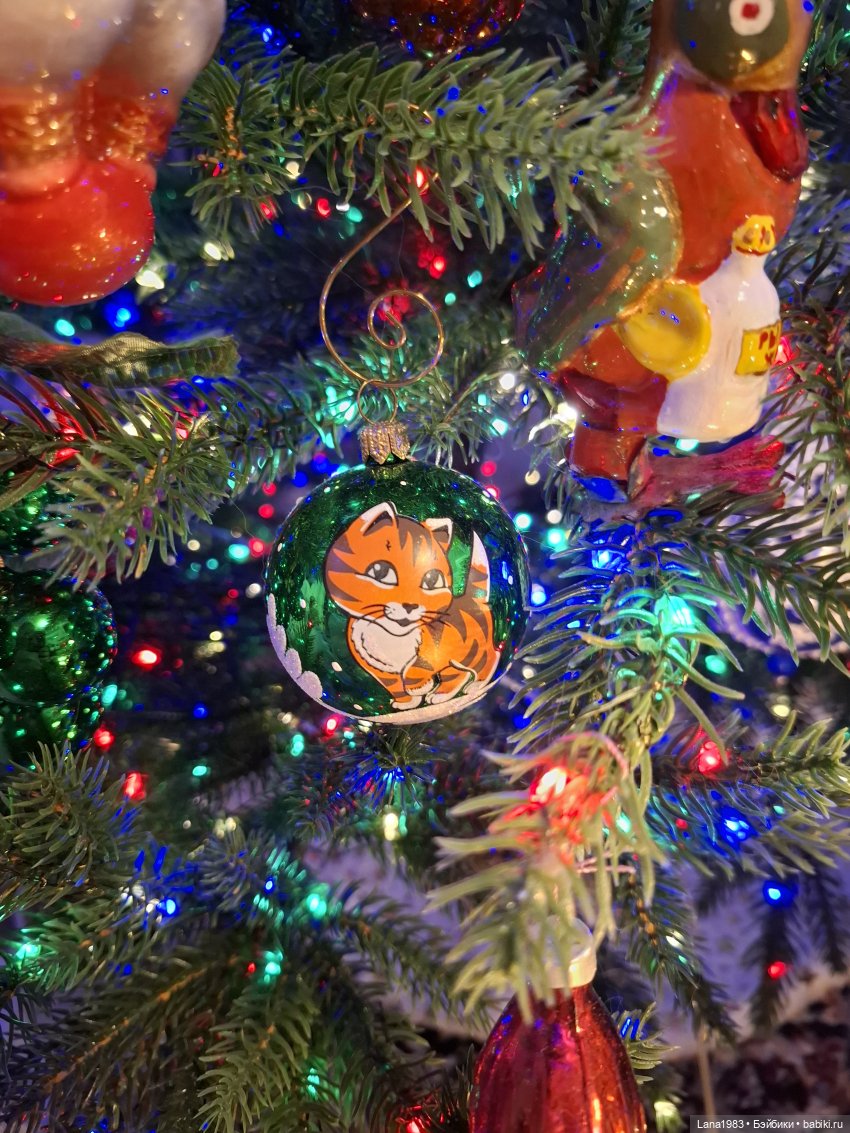 А на нашей ёлке, зелёные иголки