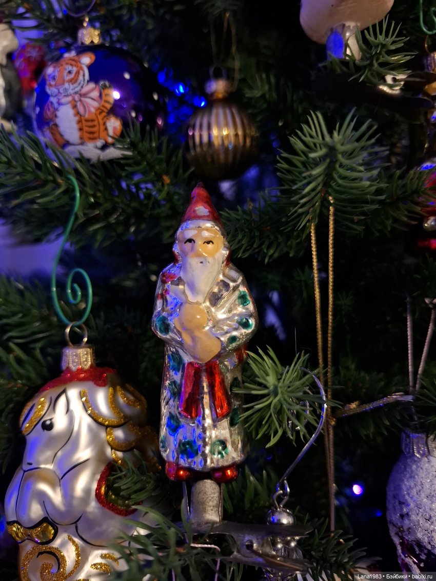 А на нашей ёлке, зелёные иголки