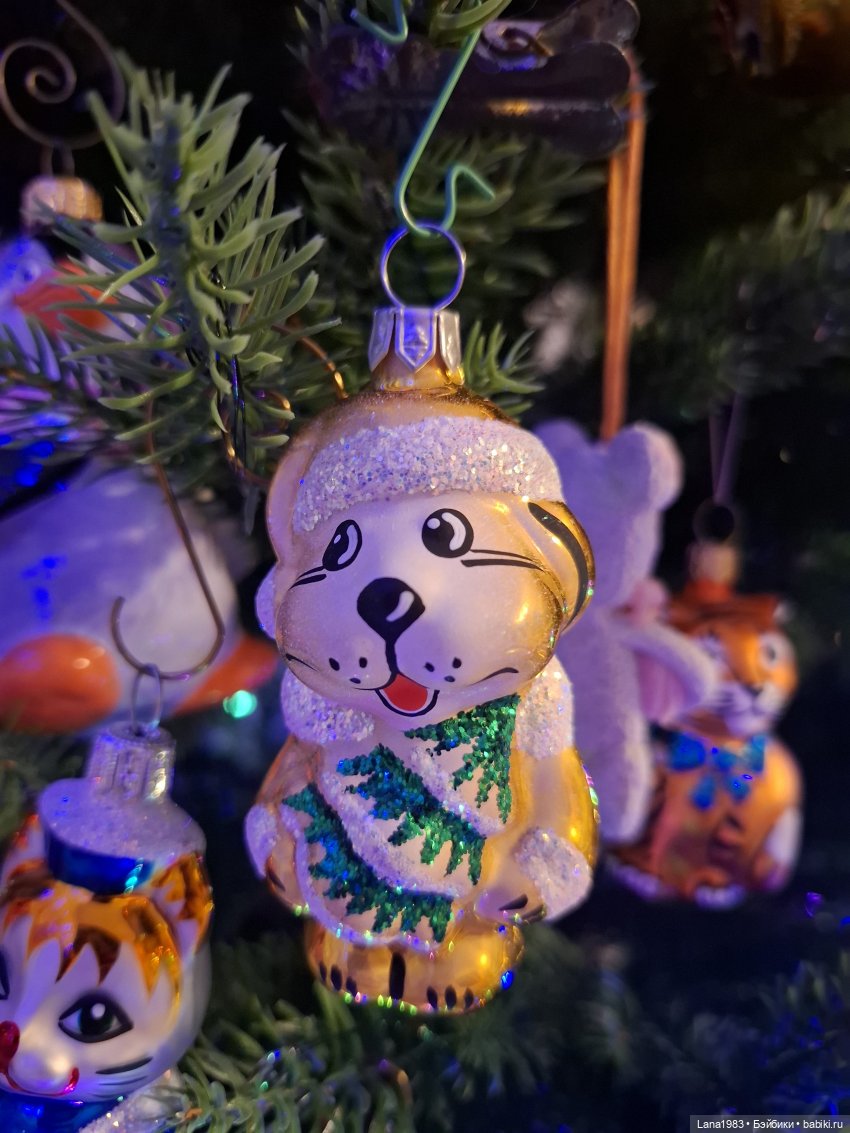 А на нашей ёлке, зелёные иголки