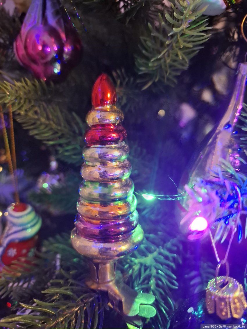 А на нашей ёлке, зелёные иголки