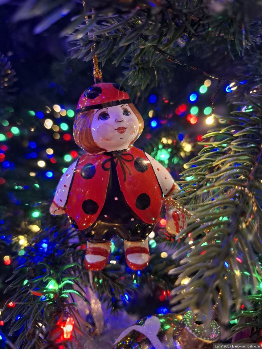 А на нашей ёлке, зелёные иголки