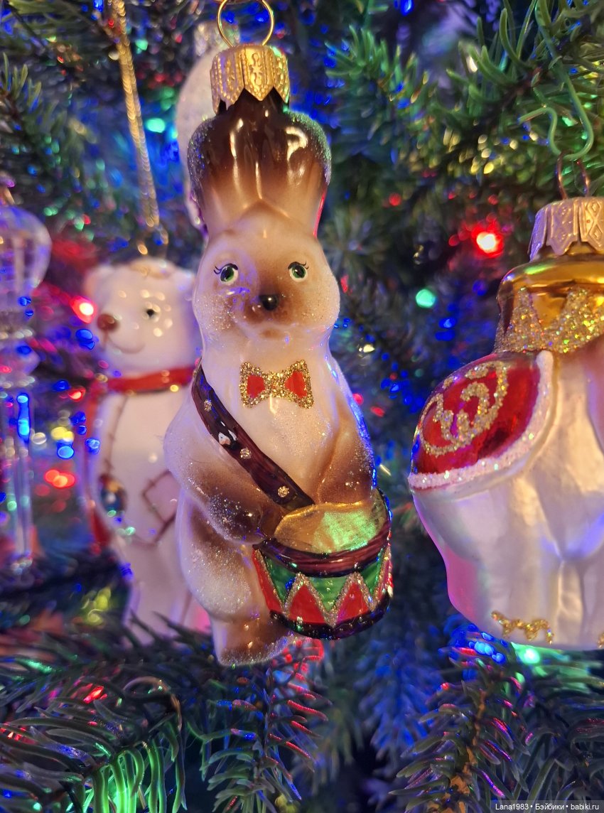 А на нашей ёлке, зелёные иголки