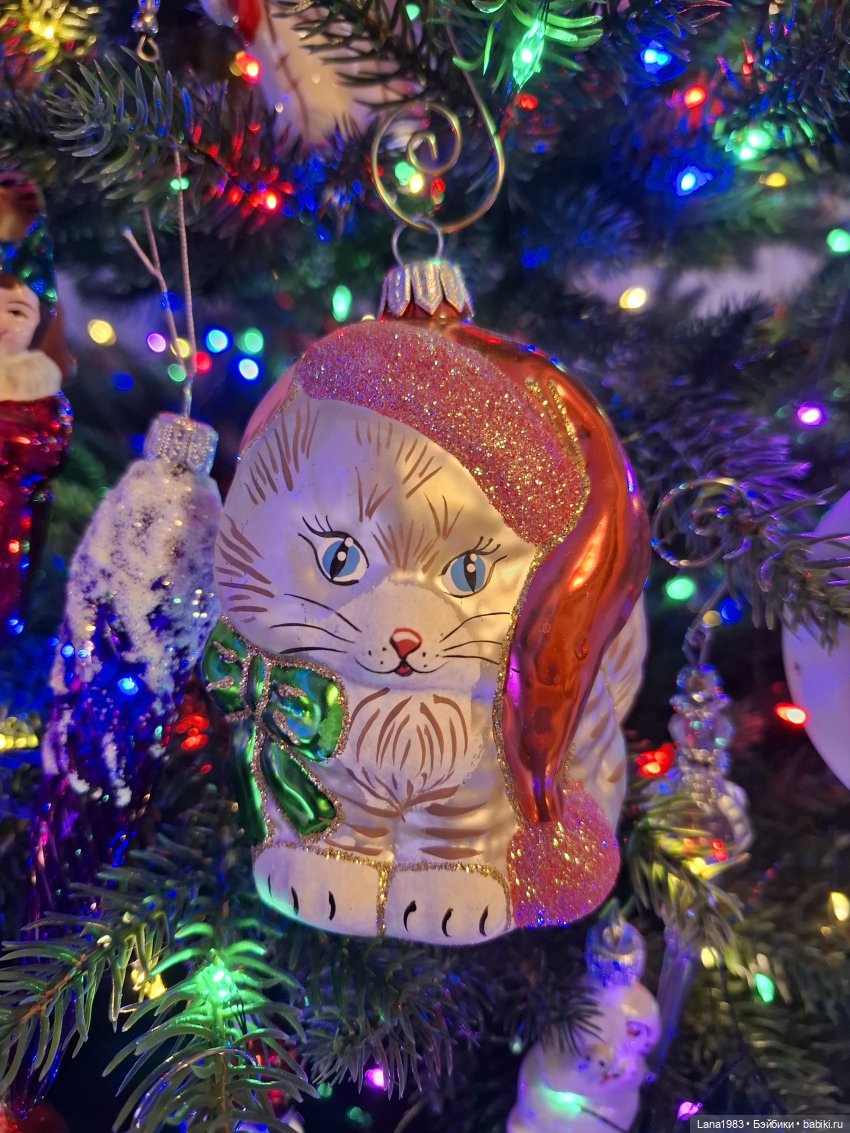 А на нашей ёлке, зелёные иголки