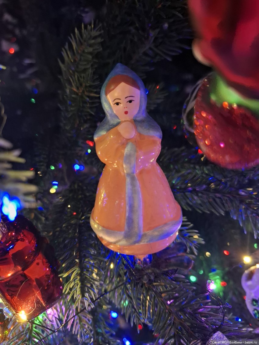 А на нашей ёлке, зелёные иголки