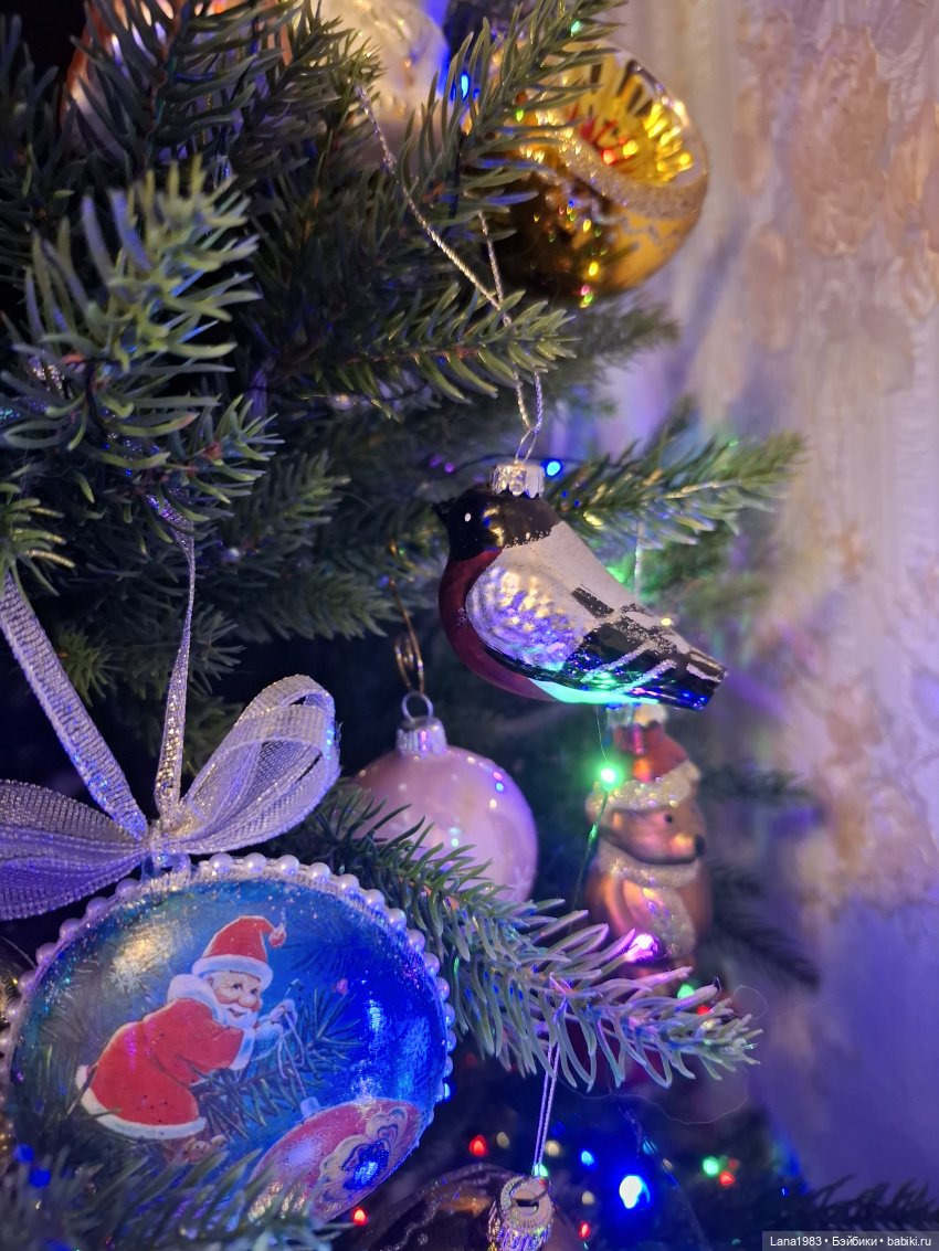 А на нашей ёлке, зелёные иголки