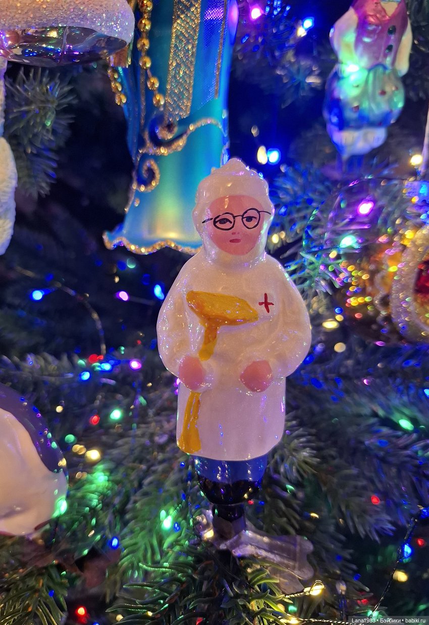 А на нашей ёлке, зелёные иголки