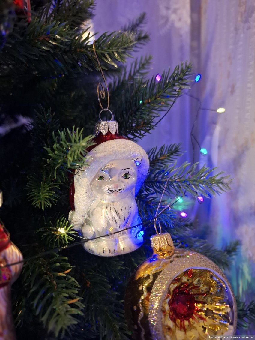 А на нашей ёлке, зелёные иголки