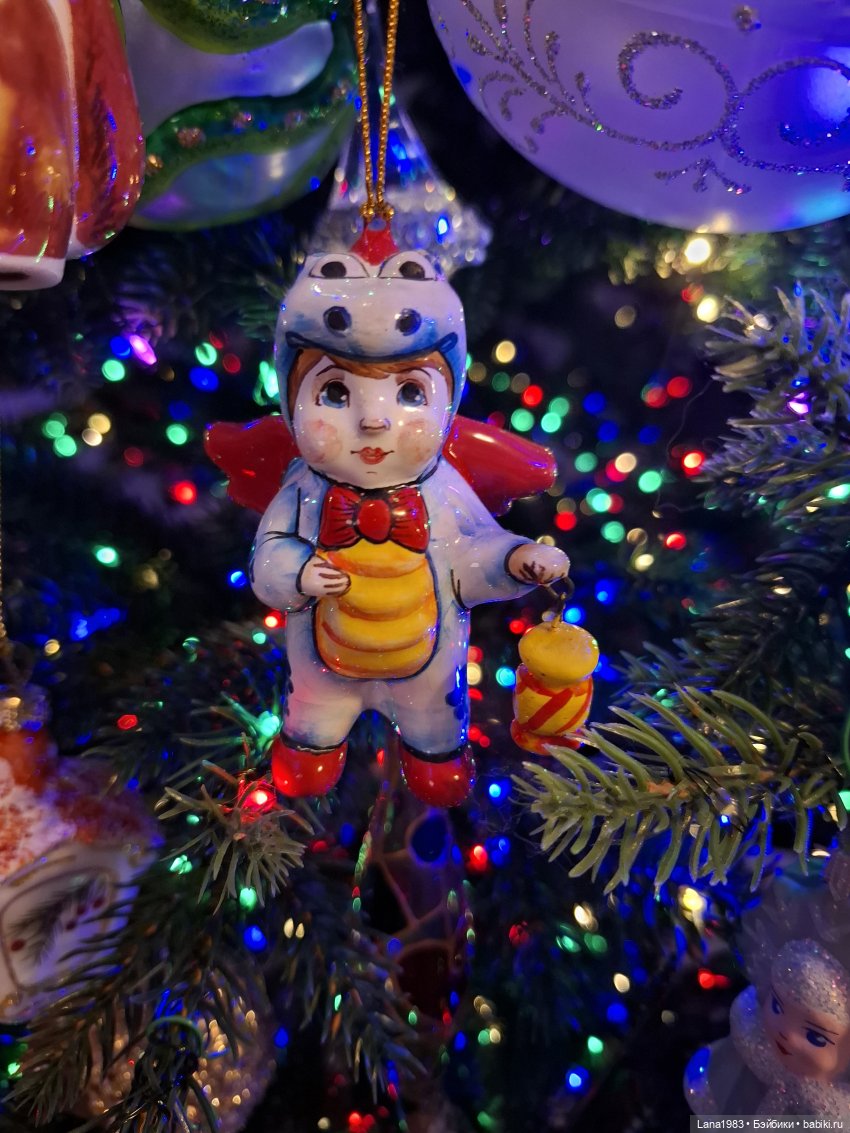 А на нашей ёлке, зелёные иголки