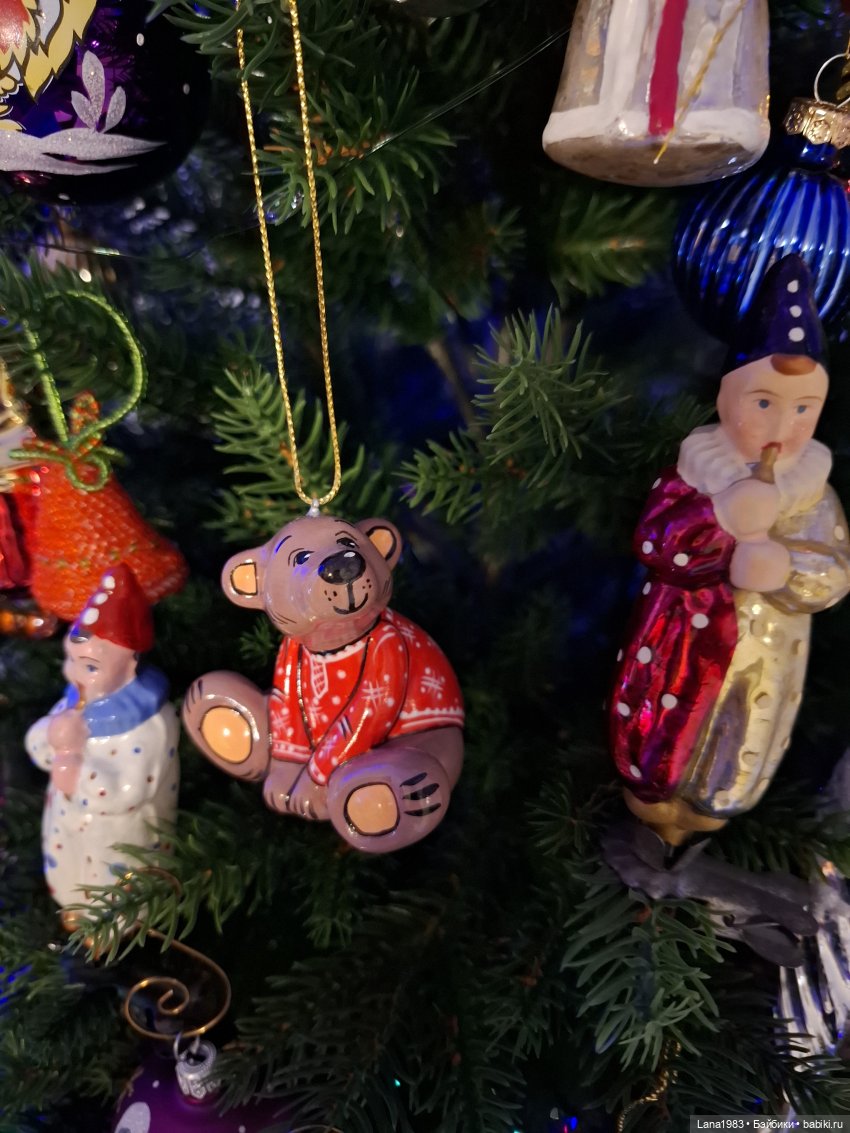 А на нашей ёлке, зелёные иголки