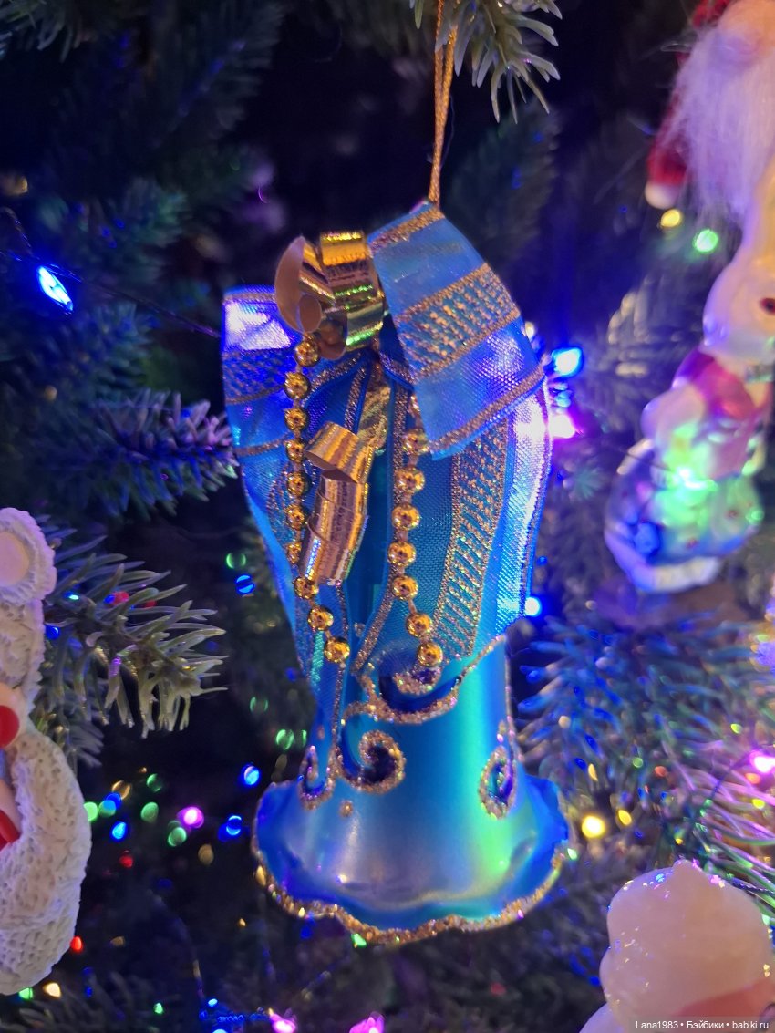 А на нашей ёлке, зелёные иголки