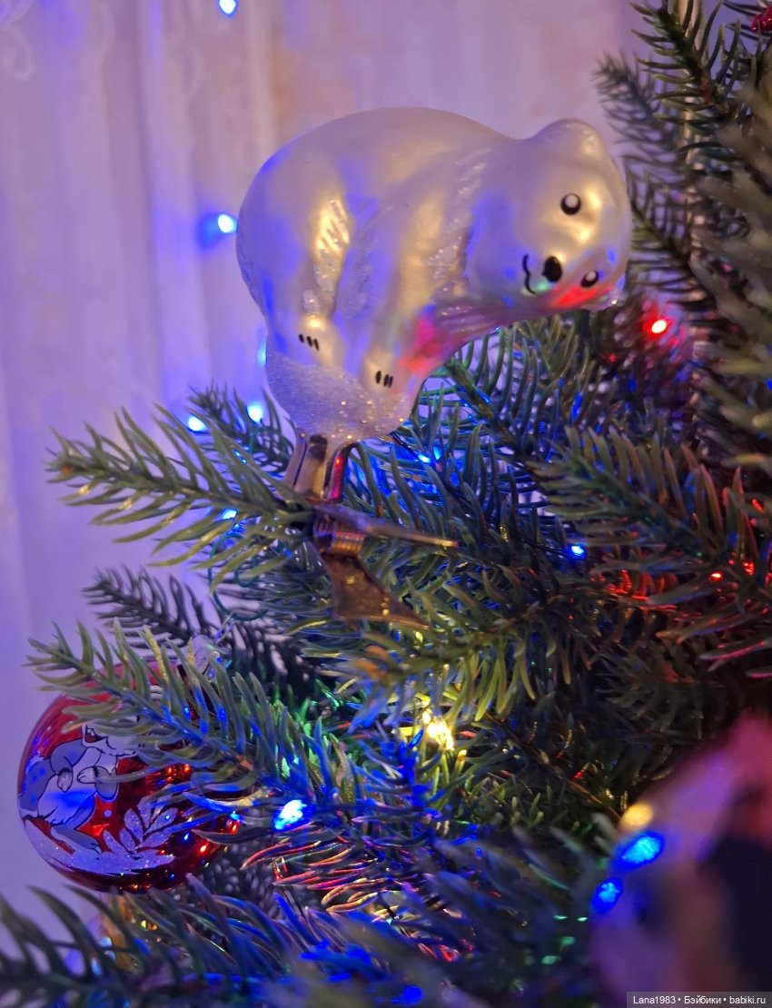 А на нашей ёлке, зелёные иголки