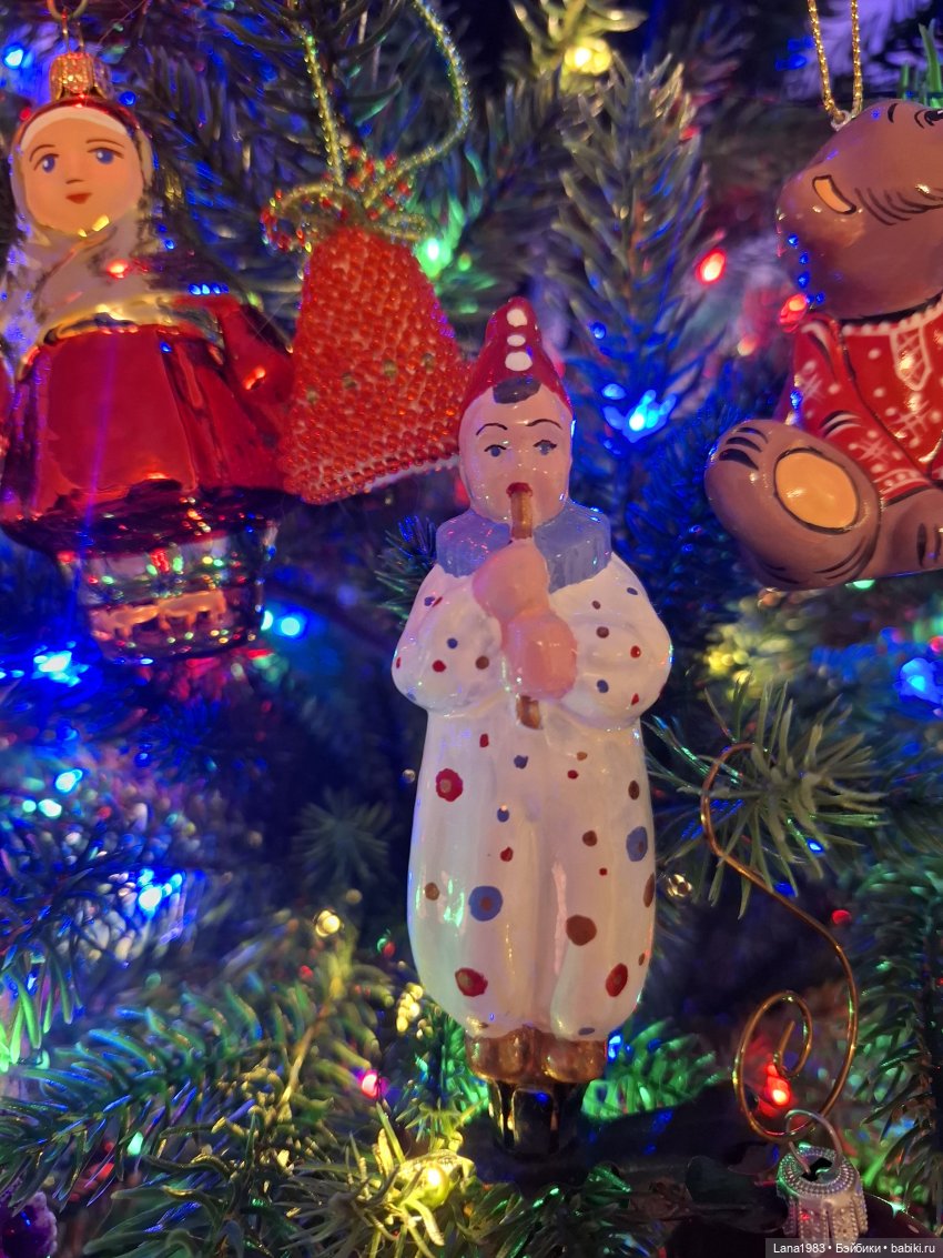 А на нашей ёлке, зелёные иголки