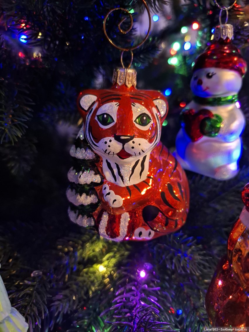 А на нашей ёлке, зелёные иголки