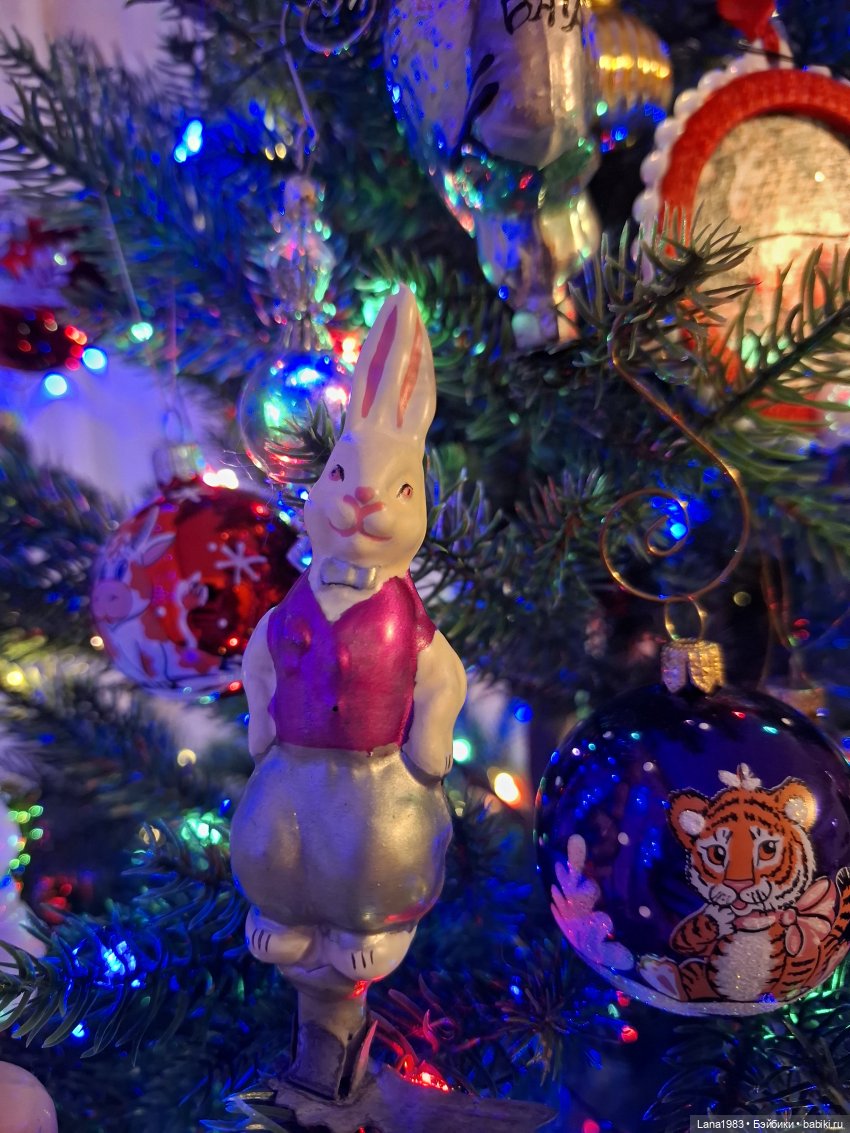 А на нашей ёлке, зелёные иголки