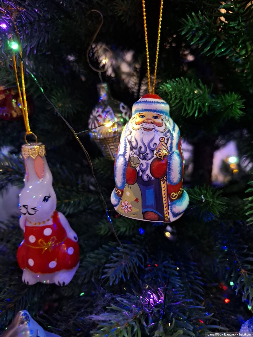 А на нашей ёлке, зелёные иголки