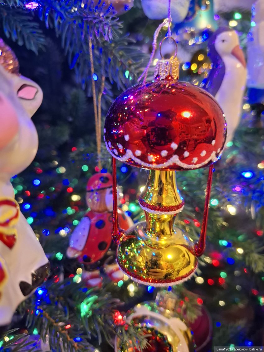 А на нашей ёлке, зелёные иголки