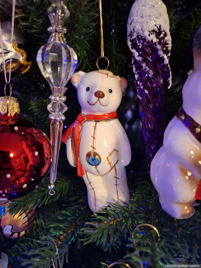 А на нашей ёлке, зелёные иголки