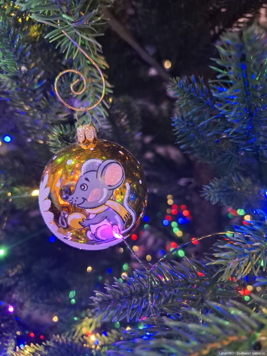 А на нашей ёлке, зелёные иголки