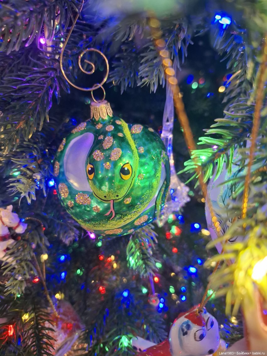 А на нашей ёлке, зелёные иголки