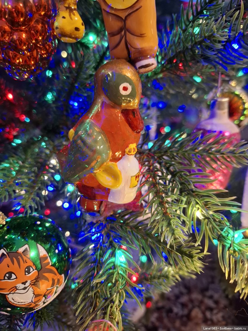 А на нашей ёлке, зелёные иголки