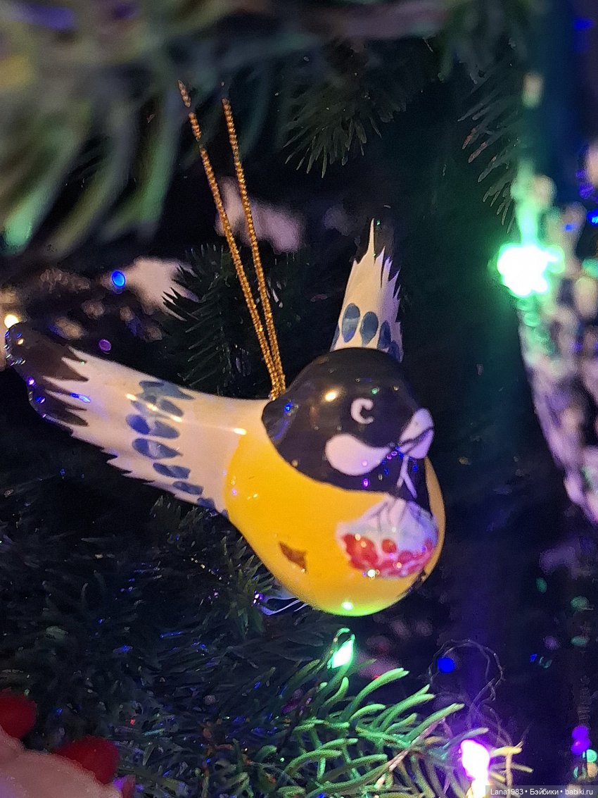 А на нашей ёлке, зелёные иголки